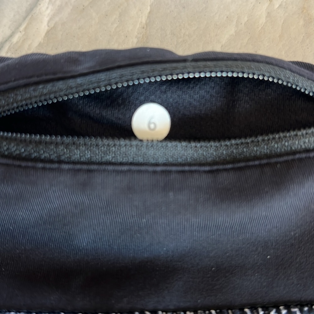 Lululemon Speed Up 2.5” Shorts - Picture 4 of 5